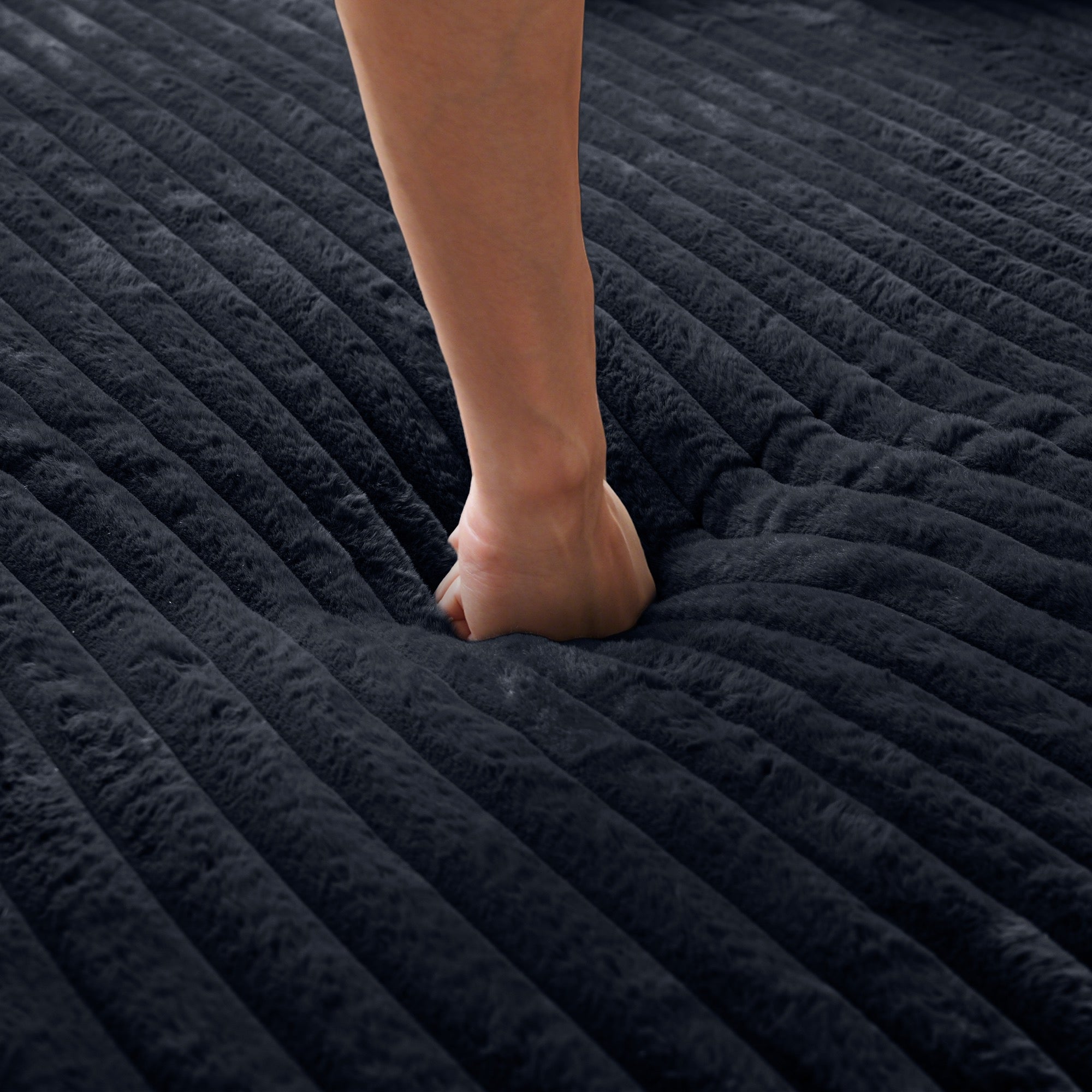 The Ridge Chaise Black